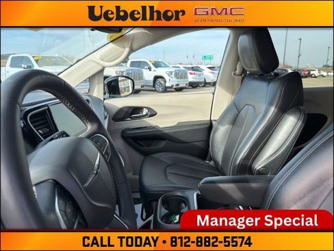 Used 2024 Chrysler Pacifica Touring-L image 25