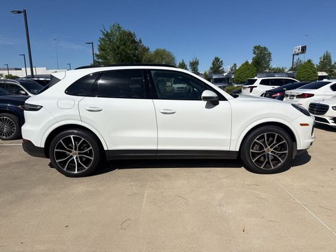 Used 2023 Porsche Cayenne Platinum Edition image 3