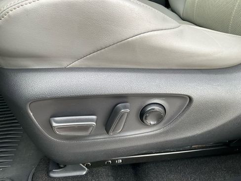 Used 2021 Toyota Venza Limited image 26