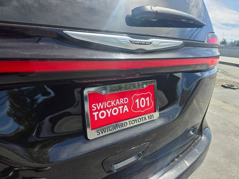 Used 2024 Chrysler Pacifica Touring-L FWD image 16