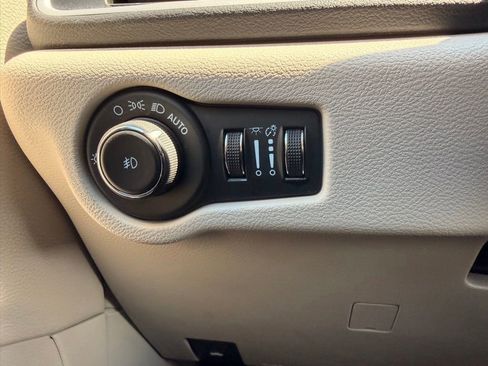 Used 2024 Chrysler Pacifica Touring-L FWD image 16