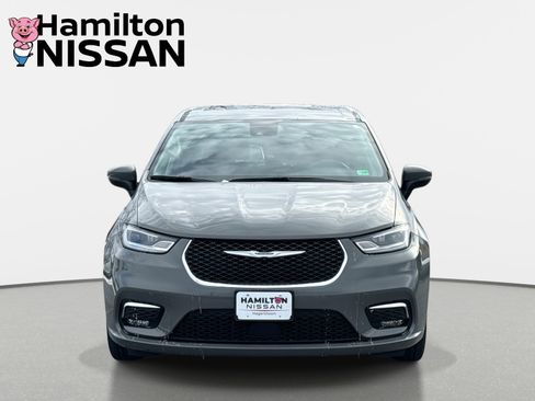 Used 2023 Chrysler Pacifica Touring-L image 6