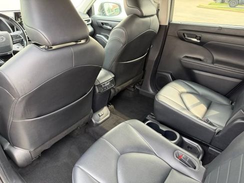 Used 2020 Toyota Highlander XLE AWD/4WD image 25