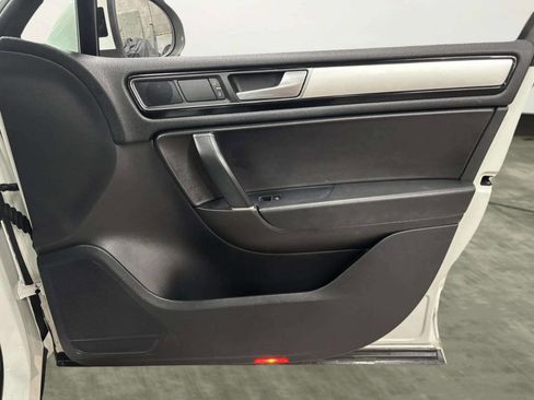 Used 2016 Volkswagen Touareg VR6 image 20