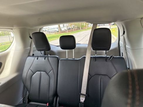 Used 2019 Chrysler Pacifica Touring-L w/ Advanced Safetytec Group image 18
