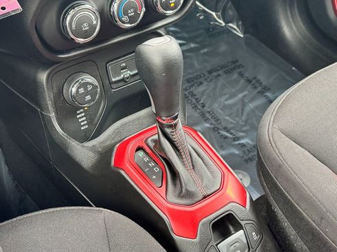 Used 2015 Jeep Renegade Trailhawk image 26