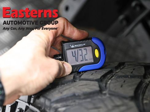 Used 2023 Jeep Wrangler Unlimited w/ Sun & Screen Package image 31