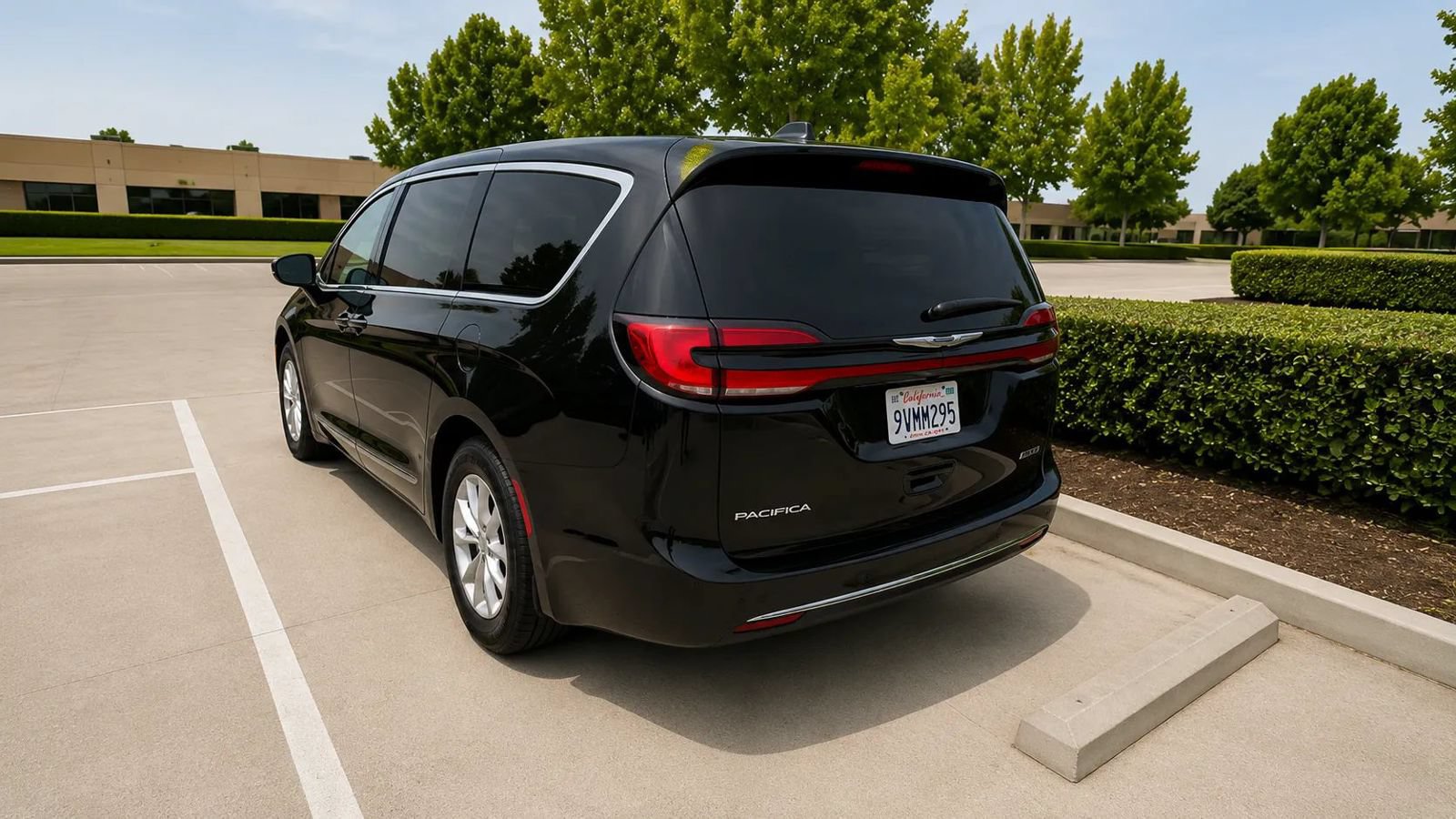 Used 2026 Chrysler Pacifica Limited FWD image 5
