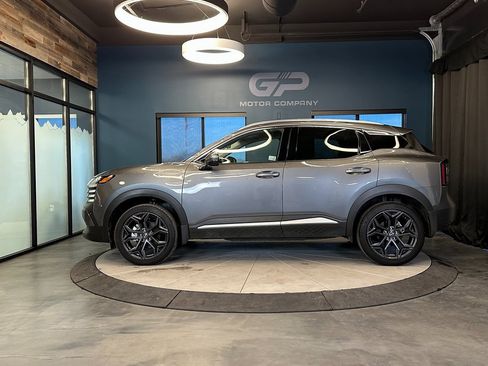 Used 2025 Nissan Kicks SR w/ SR Premium Package image 6