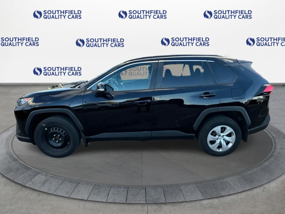 Used 2021 Toyota RAV4 LE AWD/4WD image 3