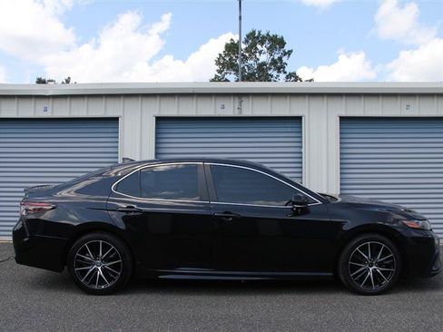 Used 2022 Toyota Camry SE w/ Cold Weather Package FWD image 8