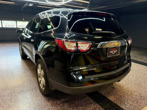 Used 2017 Chevrolet Traverse LT w/ Style and Technology Package FWD image 5