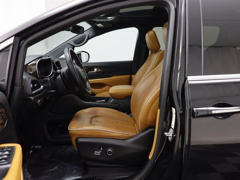Used 2021 Chrysler Pacifica Pinnacle image 5