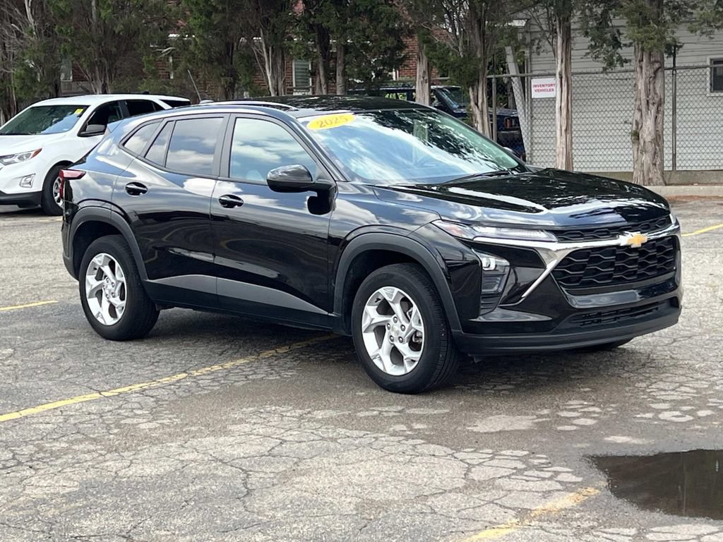 Used 2025 Chevrolet Trax LS w/ LS Convenience Package FWD image 7