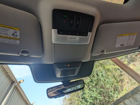 Used 2025 Nissan Pathfinder Platinum image 32