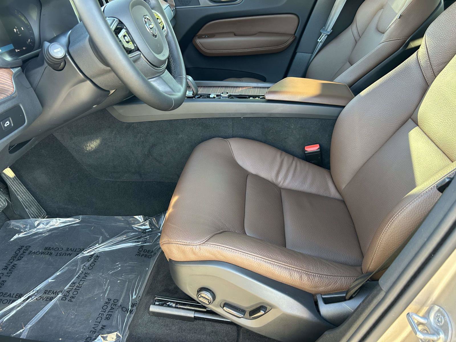 Certified 2024 Volvo XC60 B5 Plus AWD/4WD image 18