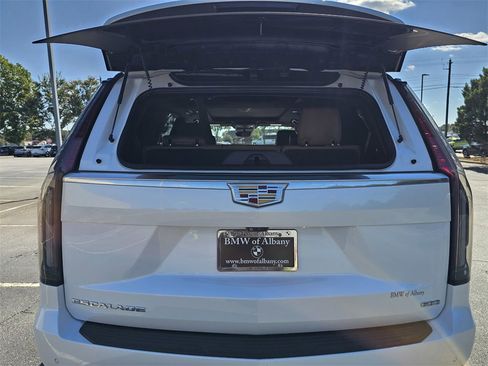 Used 2022 Cadillac Escalade Premium Luxury image 24