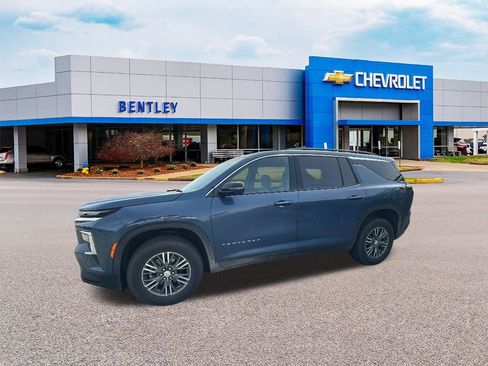 Used 2024 Chevrolet Traverse LT image 3