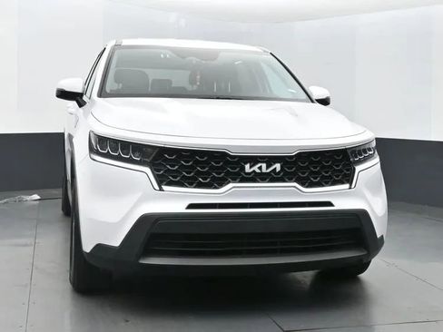 Used 2023 Kia Sorento LX image 3