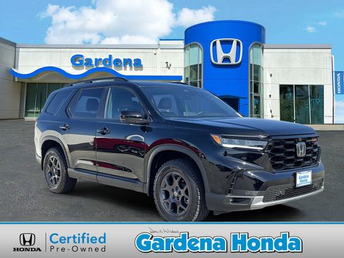 Certified 2025 Honda Pilot TrailSport image 1