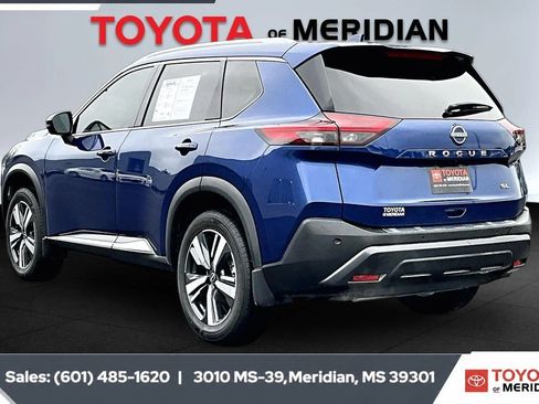 Used 2023 Nissan Rogue SL FWD image 2