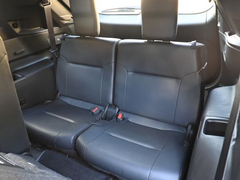 Used 2023 Mitsubishi Outlander SE image 18