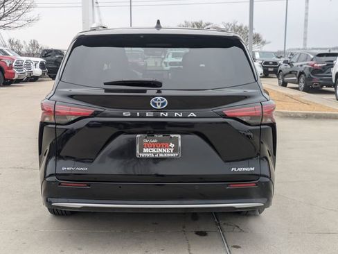 Used 2025 Toyota Sienna Platinum image 7