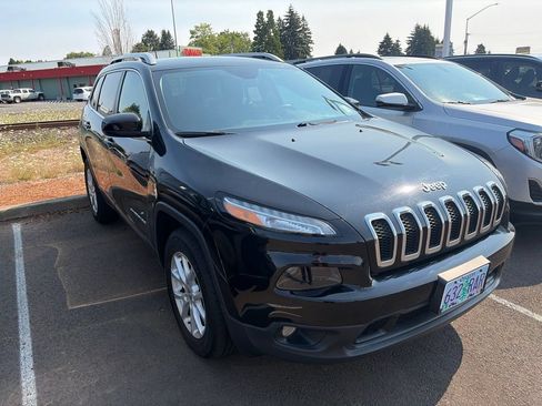 Used 2017 Jeep Cherokee Latitude AWD/4WD image 2