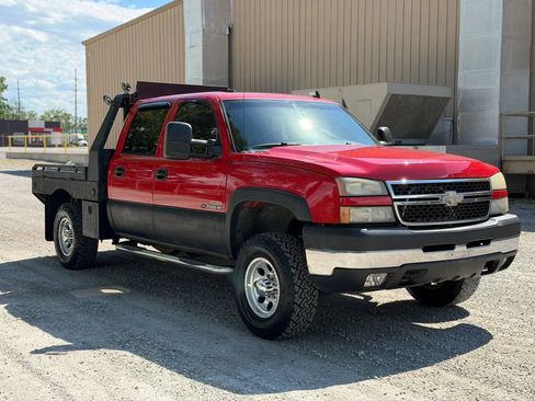 Used 2006 Chevrolet Silverado 2500 LT w/ Onstar Plus Package AWD/4WD image 3