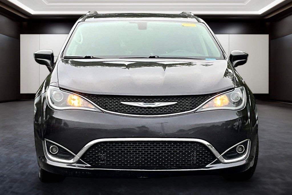Used 2018 Chrysler Pacifica Touring-L w/ Tire & Wheel Group FWD image 2