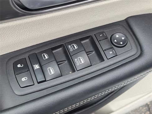 Certified 2024 Chrysler Pacifica Limited FWD image 22