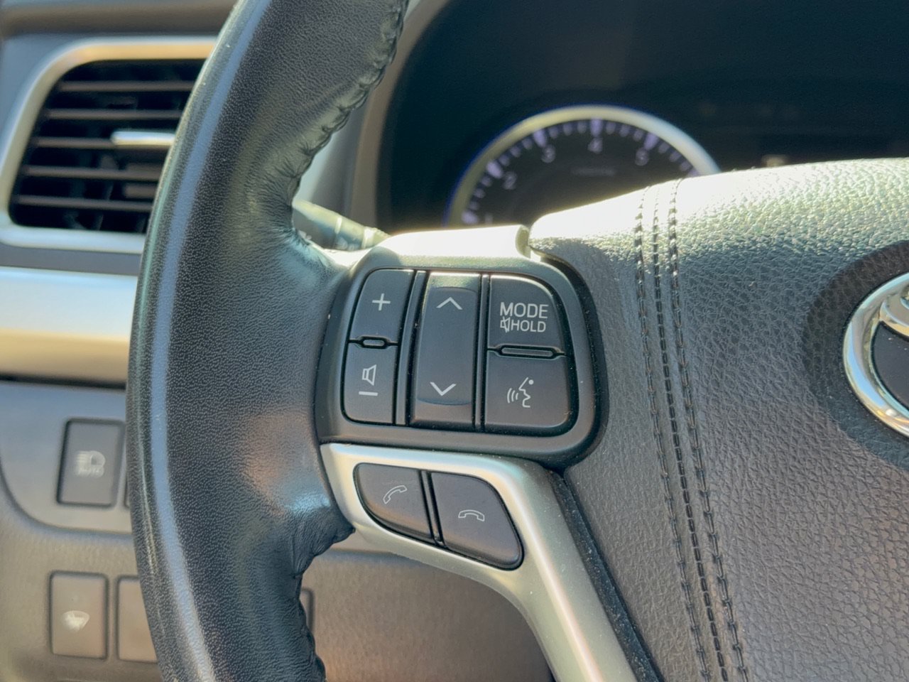 Used 2018 Toyota Highlander XLE AWD/4WD image 18