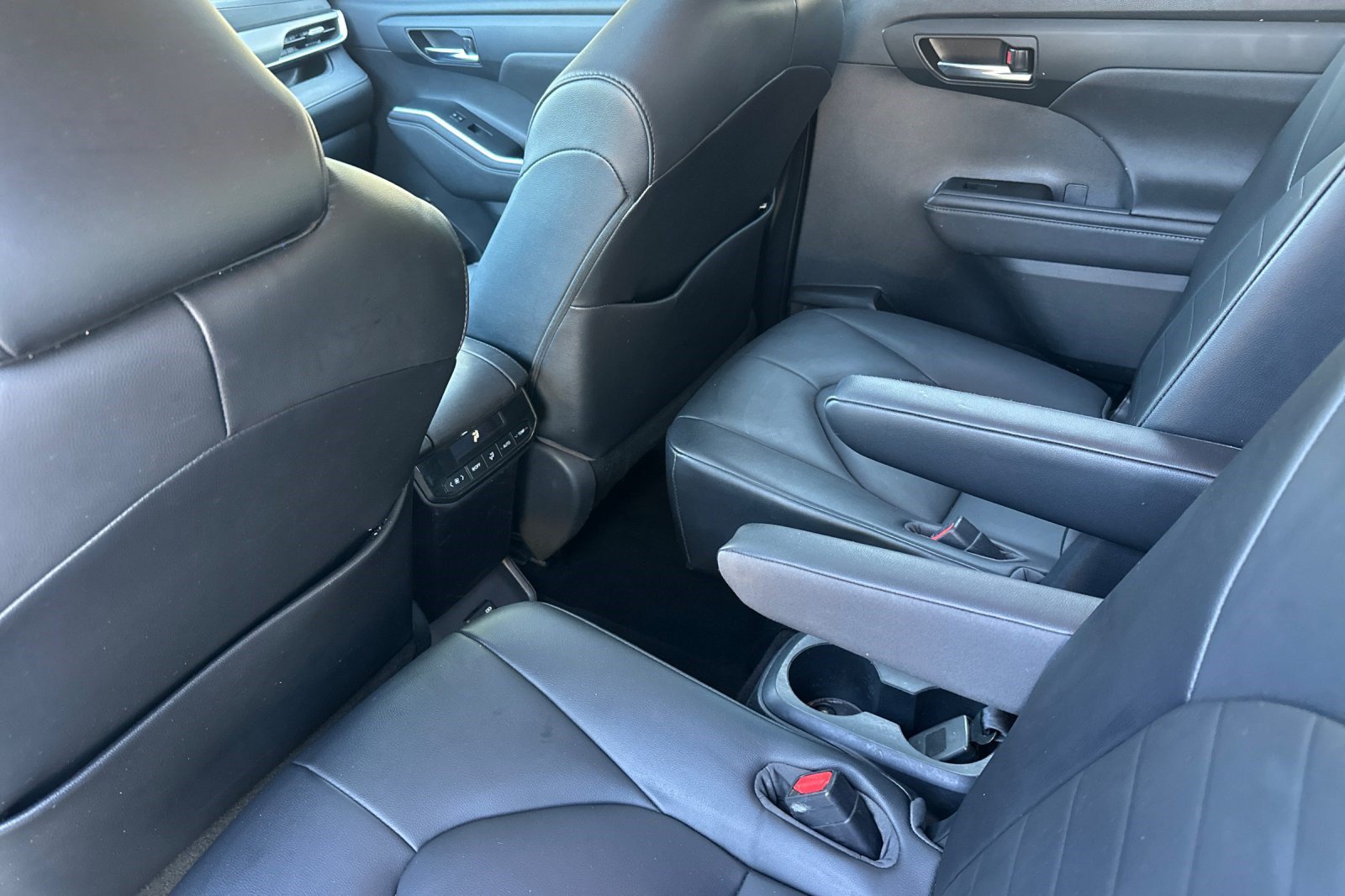 Used 2020 Toyota Highlander XLE AWD/4WD image 15