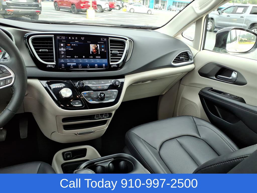 Used 2024 Chrysler Pacifica Touring-L FWD image 27