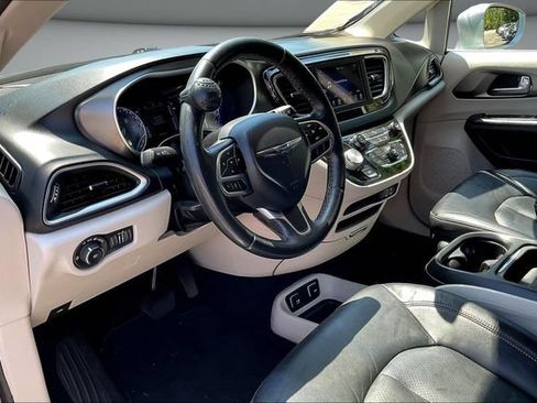 Used 2020 Chrysler Pacifica Touring-L w/ Tire & Wheel Group FWD image 19