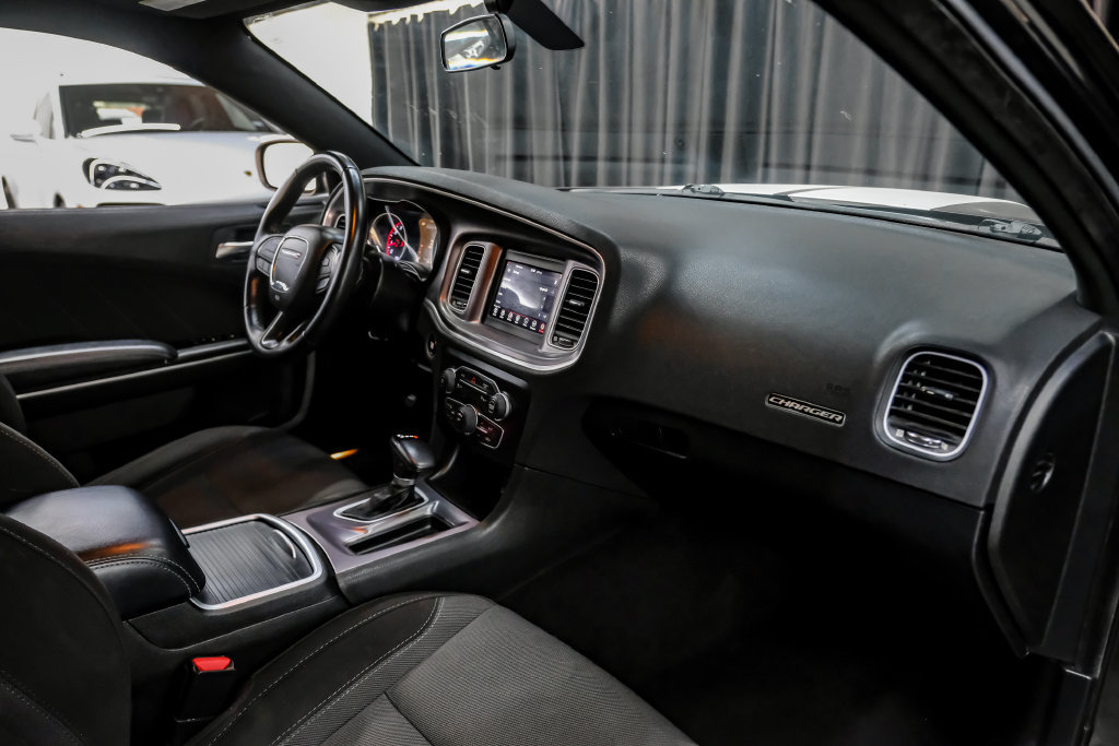 Used 2022 Dodge Charger SXT RWD image 14