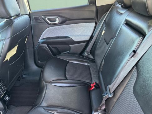 Used 2022 Jeep Compass Latitude w/ Sun and Sound Group image 8