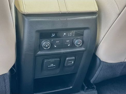 Used 2023 Chevrolet Traverse Premier FWD image 27