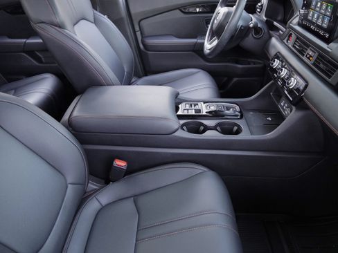 Used 2025 Honda Pilot TrailSport image 12