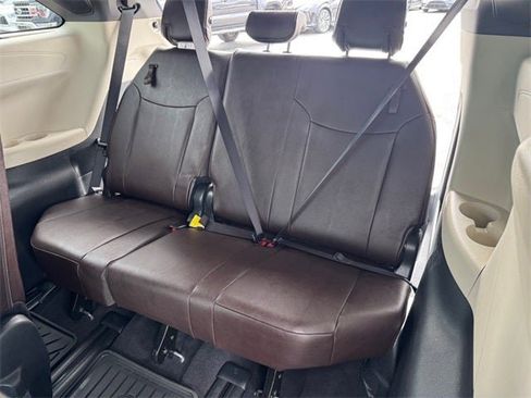 Certified 2023 Toyota Sienna Platinum image 11