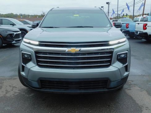 Used 2024 Chevrolet Traverse LT image 3