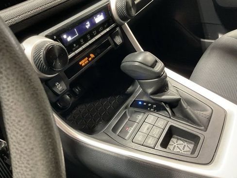 Used 2019 Toyota RAV4 LE image 17