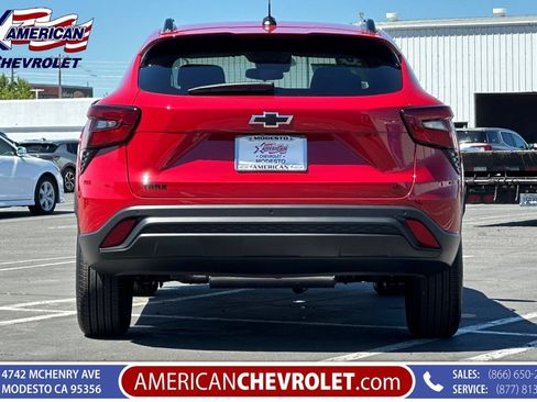Used 2026 Chevrolet Trax LT w/ Sunroof Package FWD image 5