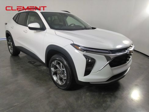 Used 2025 Chevrolet Trax LT w/ LT Convenience Package FWD image 3