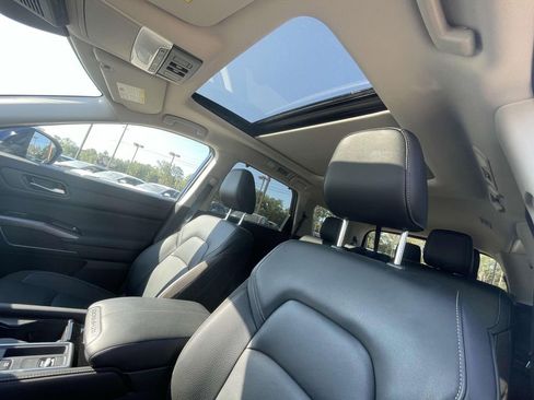 Used 2024 Nissan Pathfinder SL w/ SL Premium Package image 17