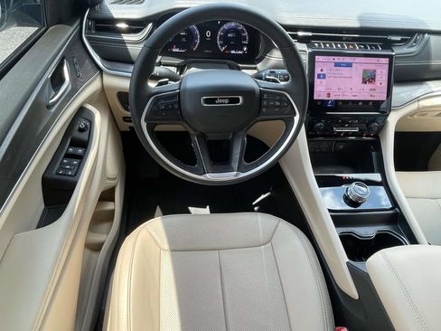 Used 2025 Jeep Grand Cherokee Limited w/ Luxury Tech Group II RWD image 13