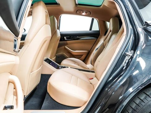 Used 2017 Porsche Panamera image 19