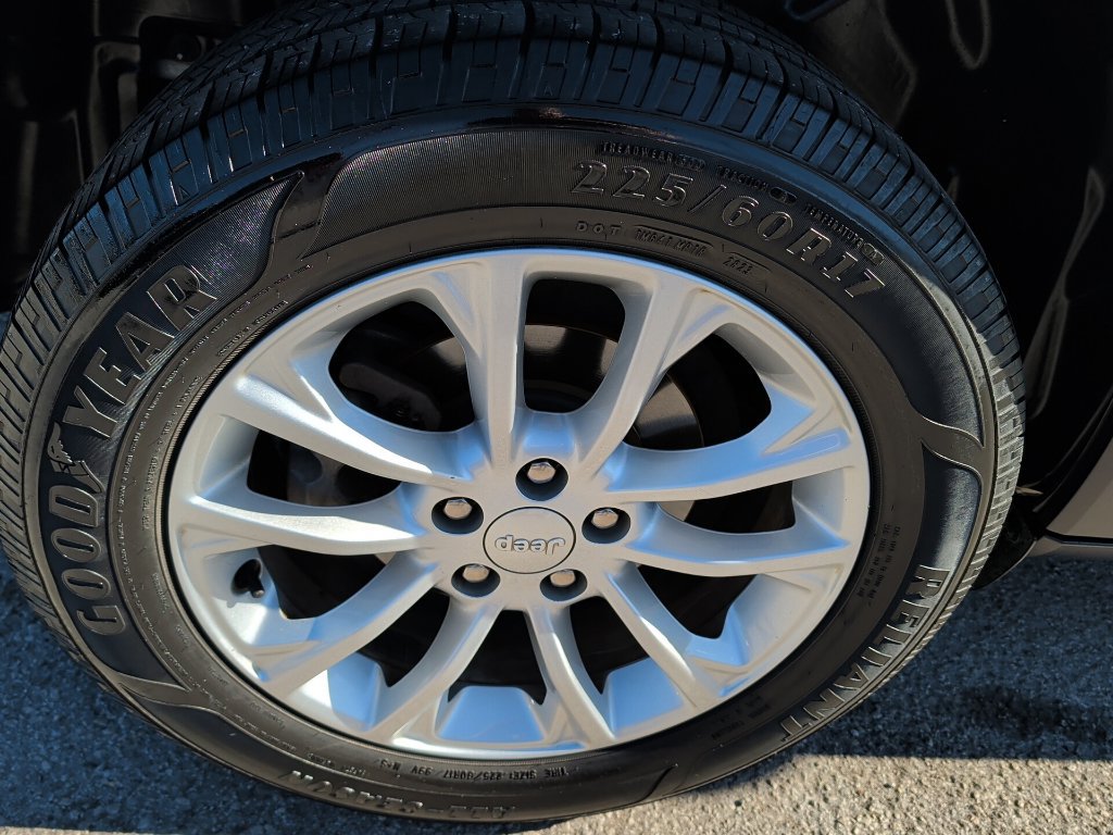 Used 2020 Jeep Cherokee Latitude FWD image 9