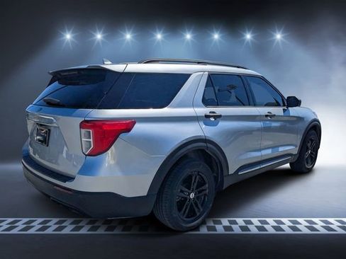 Used 2020 Ford Explorer XLT image 3