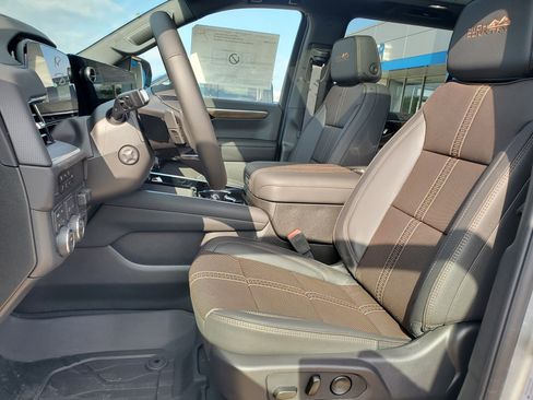 New 2025 Chevrolet Suburban High Country image 4